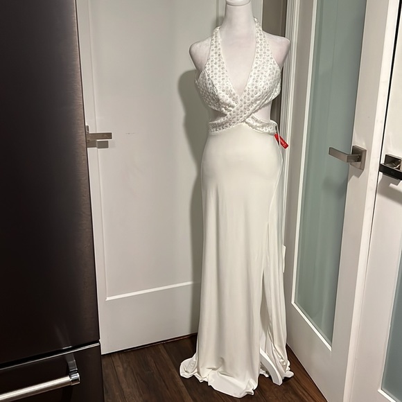 MAC DUGGAL Sequined Criss Cross Bodice Gown 4 - Picture 4 of 9